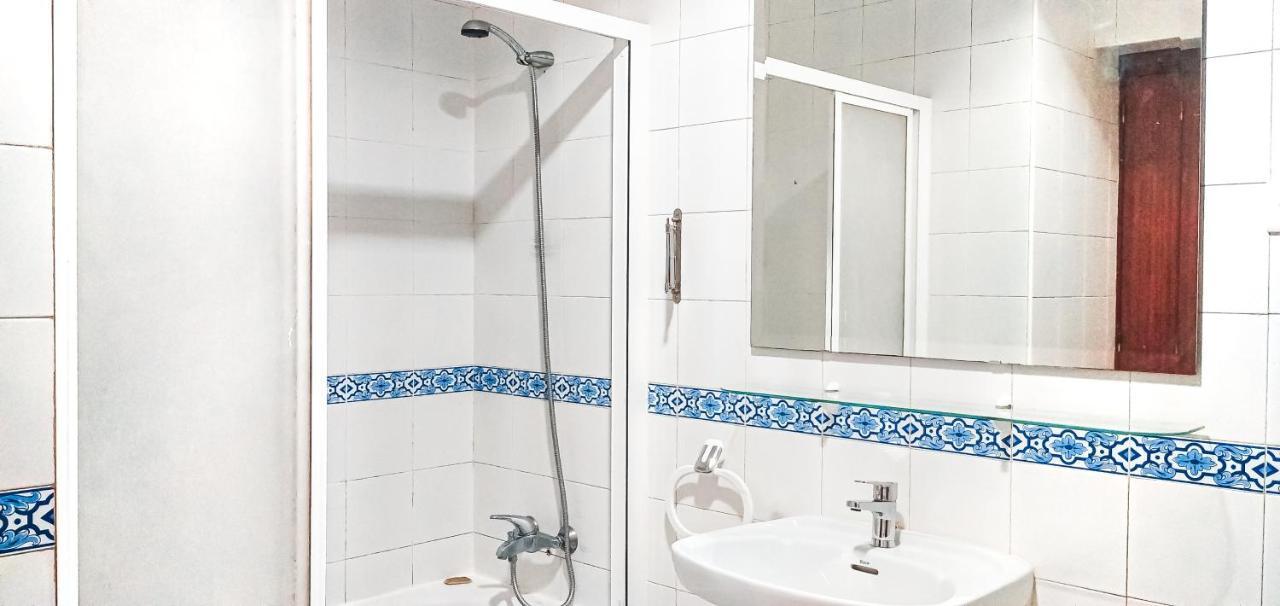 Room In Malaga Center, Homestay "Window To Road" - Habitacion En Apartamento, Ventana A La Careterra! Exterior foto